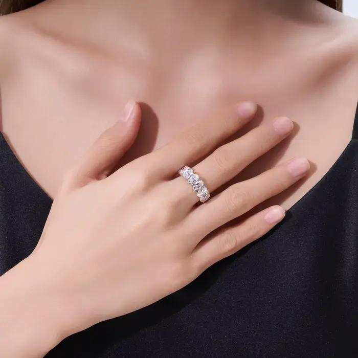 Belle bague demi-éternité en moissanite taille ovale Pretty Beauty