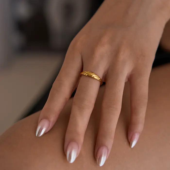 Bague martelée avec nom initial, gravée sur mesure, matiques empilables, écriture manuscrite, cadeau commémoratif, cadeau de demoiselle d'honneur