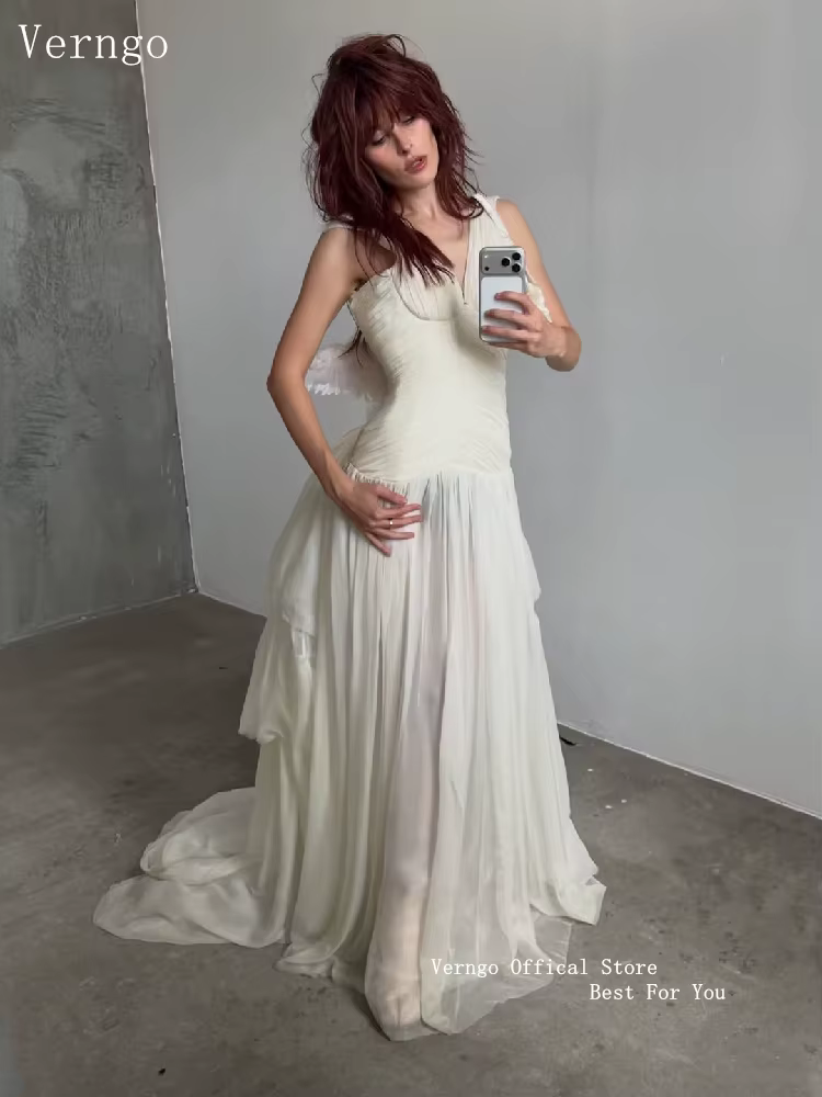 Robe de mariée dos nu Verngo, coupe évasée fluide, longue, pour séance photo de réception de mariage