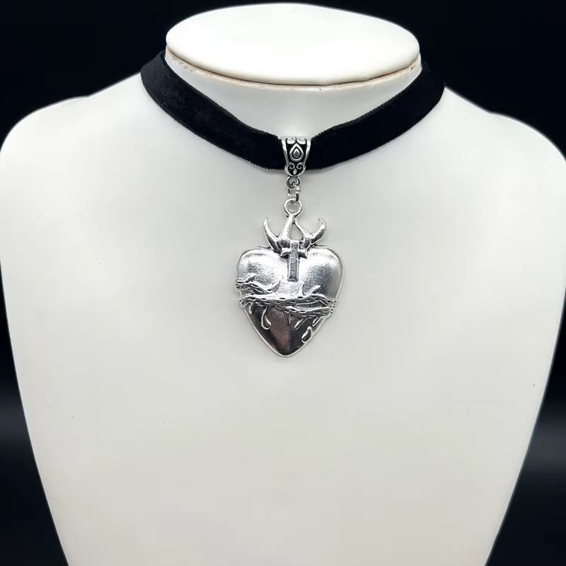 Collier gothique avec pendentif en forme de cœur, épines foncées, Design de bijoux, colliers en velo