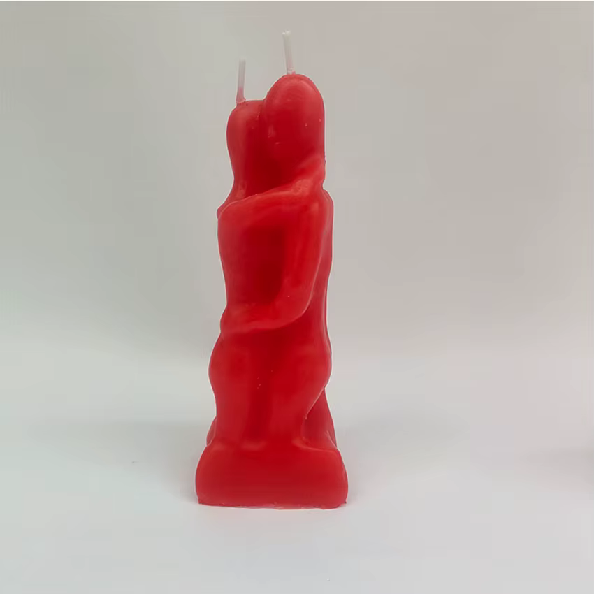 Couple masculin et féminin embrassant des bougies décoration amoureux Couple bougie amour rituel tom