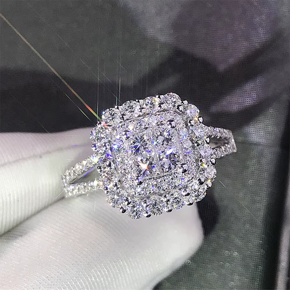 Huitan magnifique forme carrée femmes bague pleine Bling glacé Micro pavé cristal Zircon éblouissant