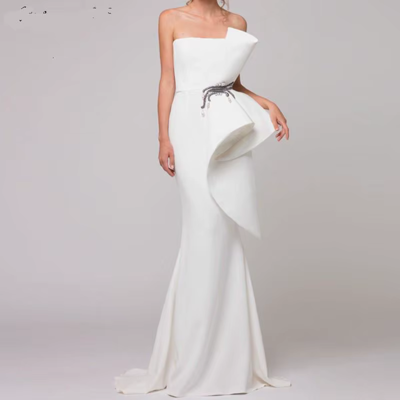 Robe de Soirée Longue en Satin Blanc Personnalisé, Forme Irrégulière, Volants Perlés