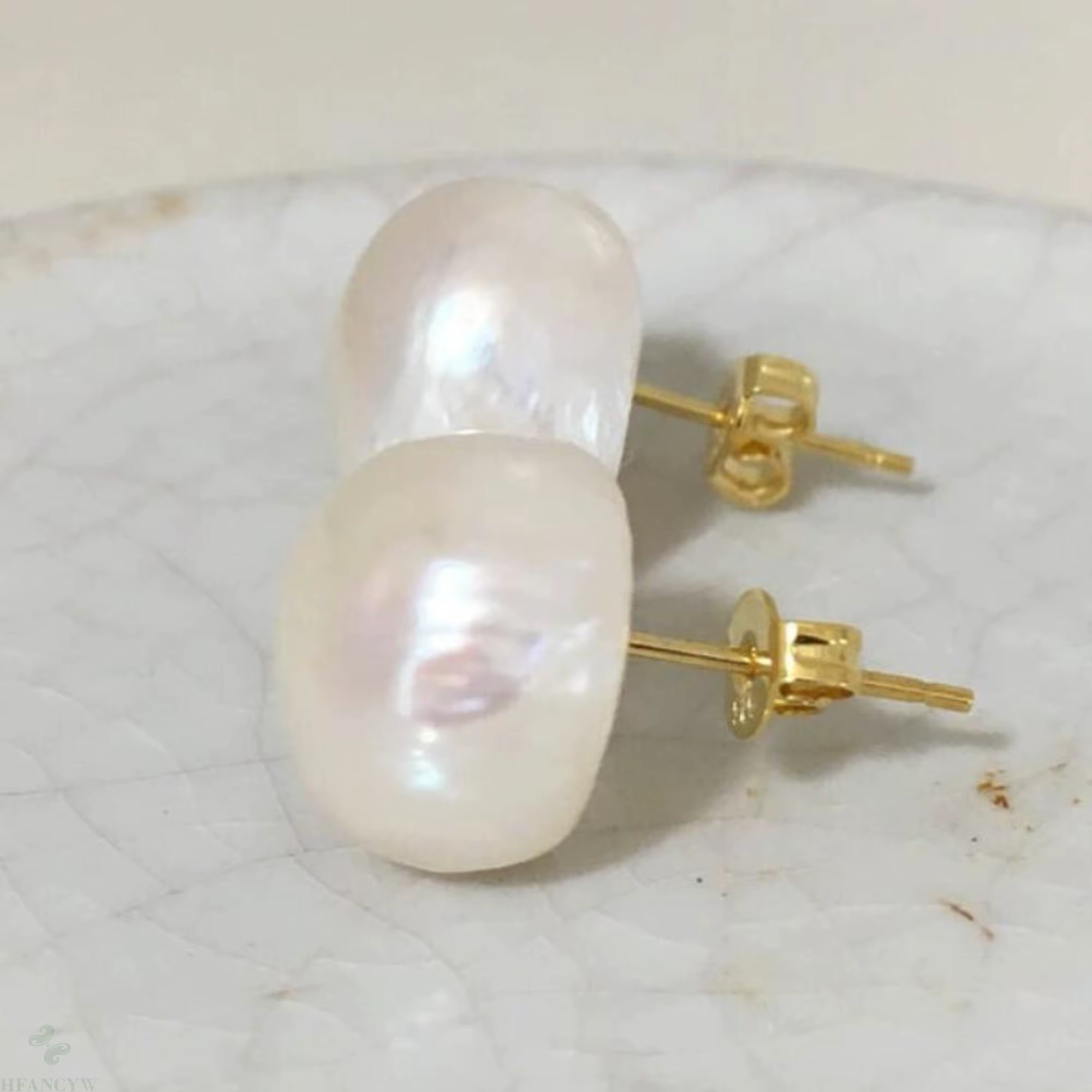 Boucles d'Oreilles en Perles Baroques Blanches, Clou d'Oreille, Cadeau, Bijoux Envoûtants, Classique
