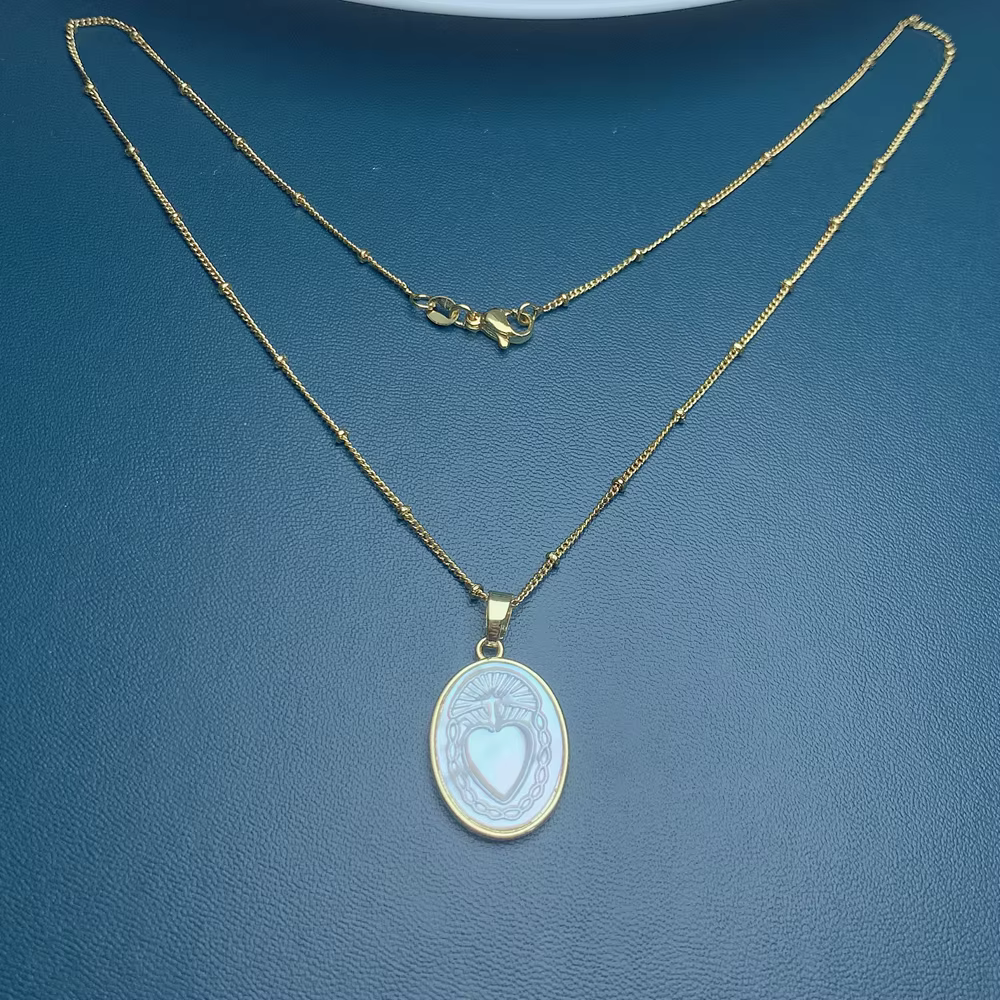 Collier Sacré-Cœur Ovale Religieux pour Femme, Tour de Cou Plaqué Or, Nacre Naturelle, Pendentif Coq