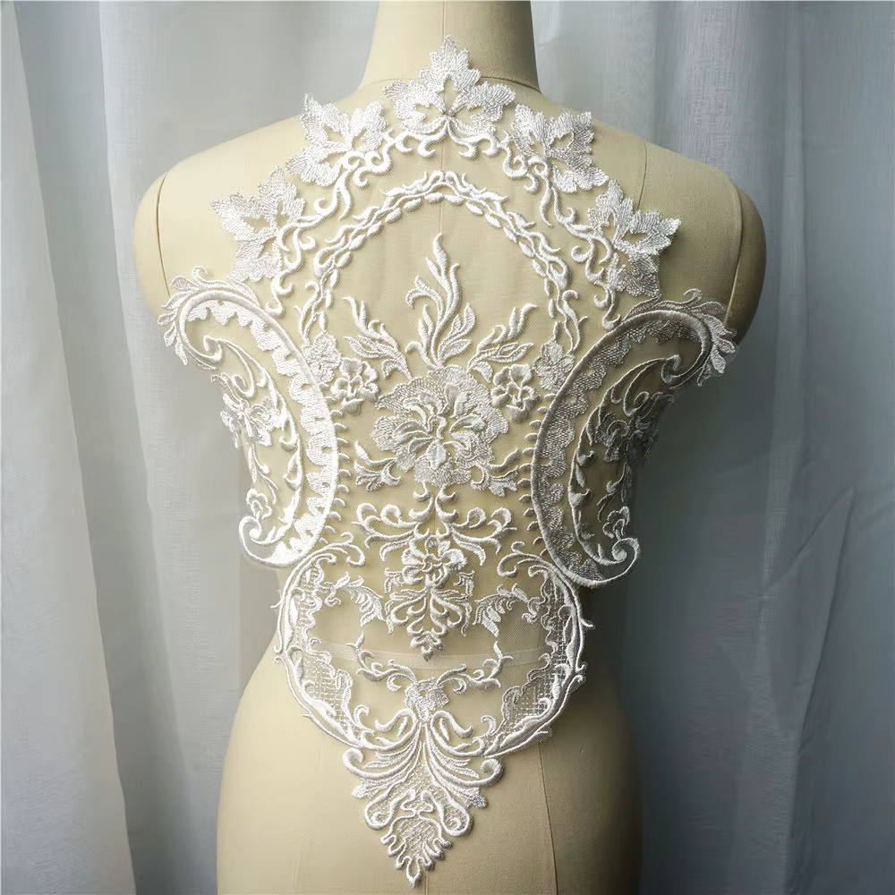 Grande broderie de fleurs blanches pour robe de mariée, avec des Appliques de garnitures en dentelle