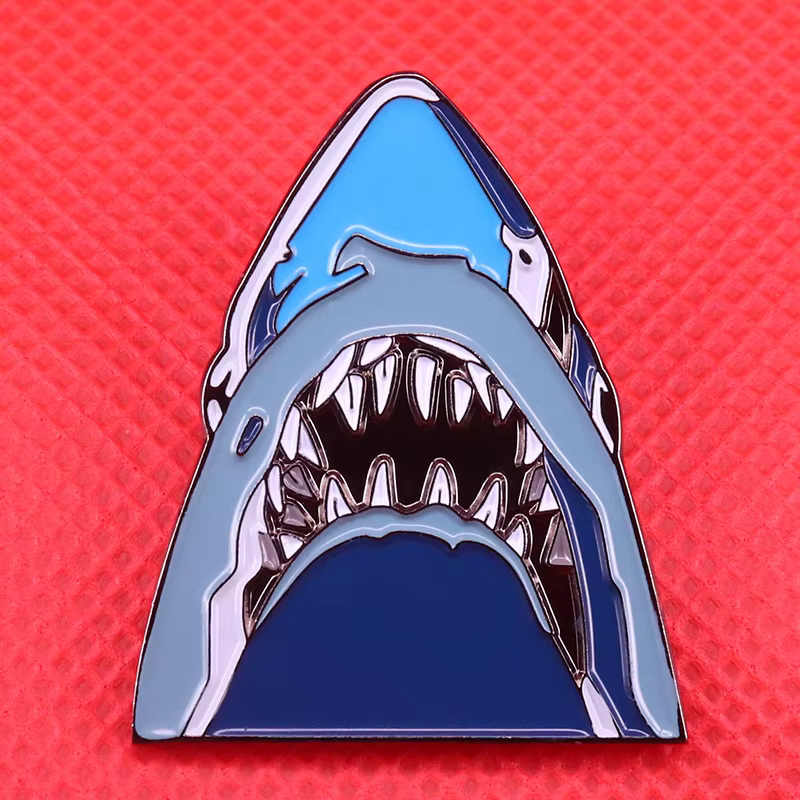 Broche de requin en émail, broche de poisson d'océan, badge d'art d'horreur, les mâchoires de steve 