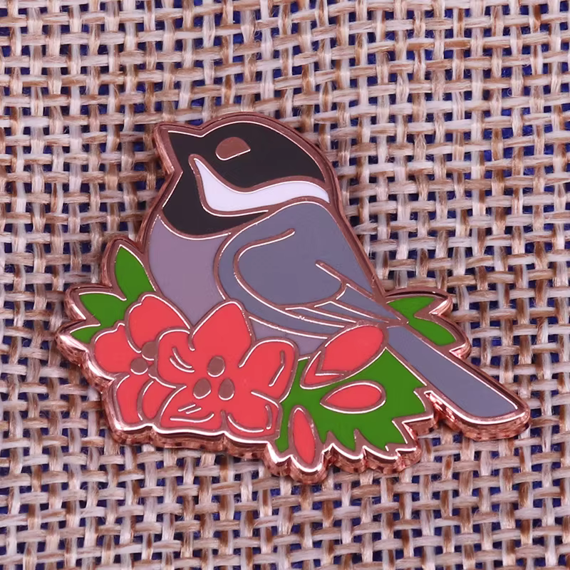Broche à revers en émail, oiseau sur une branche avec fleurs, cadeau de printemps pour petite amie e