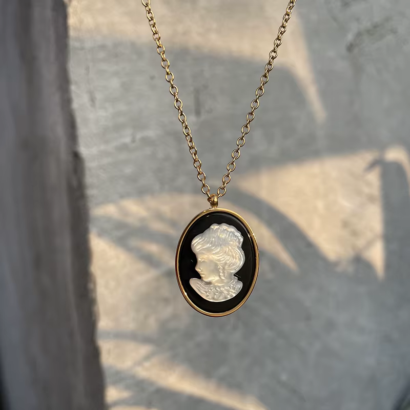 Amaiyllis Collier ras du cou en or 18 carats, style vintage, avec camée ovale en nacre, bijou de déc