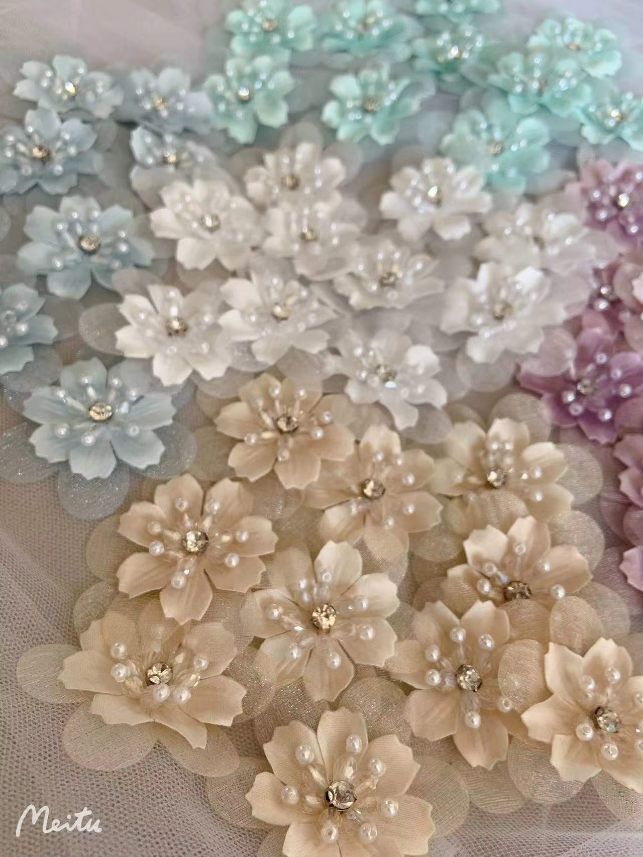 Patch floral en organza beige fait à la main avec perles, fleurs 3D décroissantes à la main, patch p