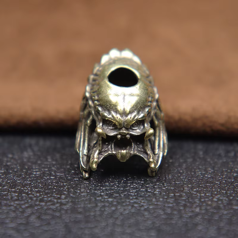 Couteau de guerrier en fer avec visage de bête extraterrestre, perle tissée à la main, lanière parac