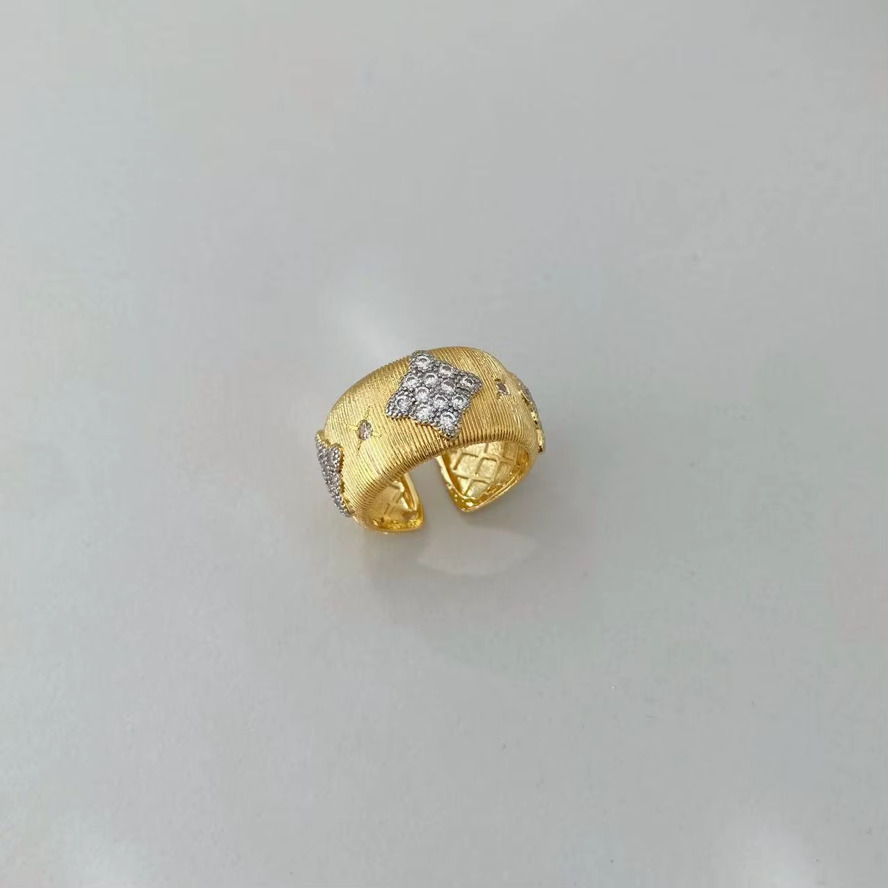 Ensemble de bracelet et bague de luxe en forme de fleur brossée avec accents en zircon - Design ouve