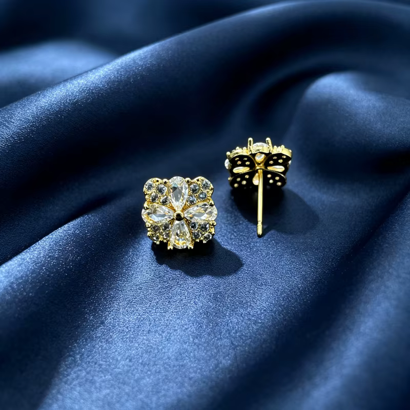 Boucles d'oreilles clous fleur scintillantes en CZ, ton argenté, design floral élégant, pour mariage
