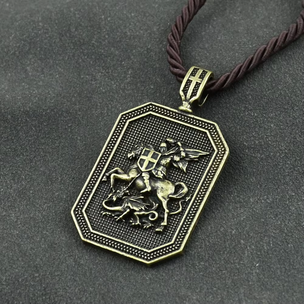 Collier religieux avec breloque de protection, bijoux Carely Isman, St George Protect Me Shield, Swo