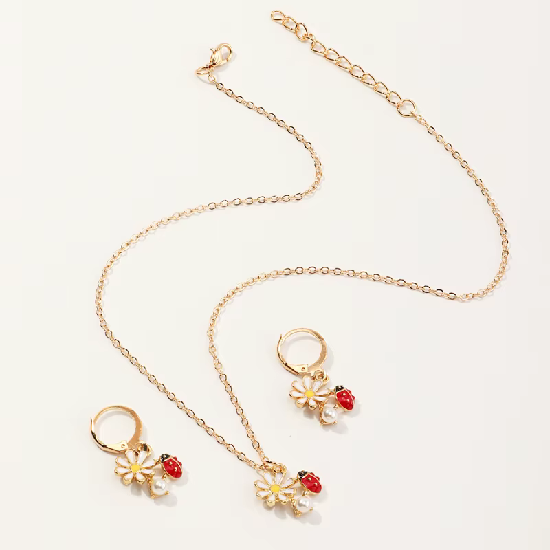 Ensemble collier et boucles d'oreilles Daisy & Ladybug (3 pièces) – Bijoux à breloques en émail pour
