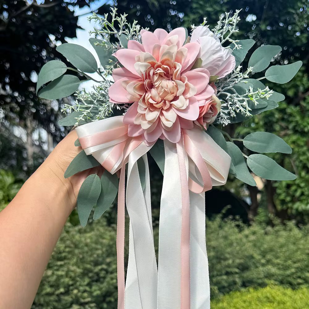 Décoration de voiture de mariage artificielle blanche avec fleurs, eucalyptus et ruban de satin pour