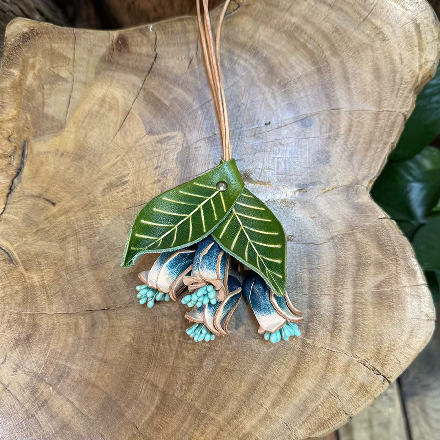 Pendentif fleur de muguet en cuir de vachette fait main, breloque de sac, bijou de voiture, marque-p