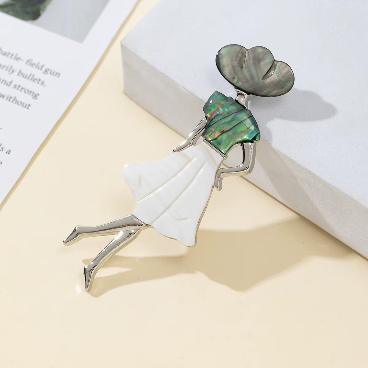 Broche en nacre naturelle pour femmes, pendentif pour fascinateurs élégants, bijoux cadeau 82x33mm