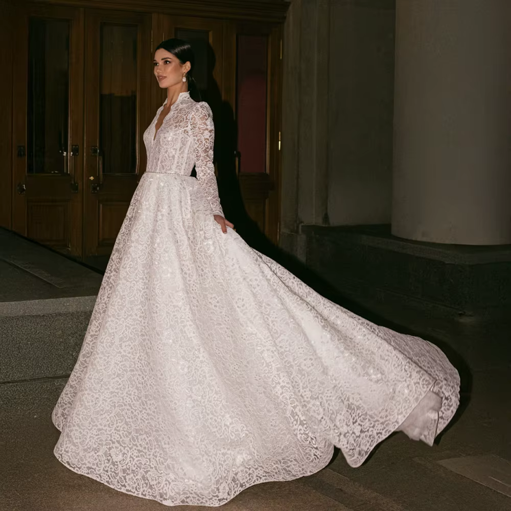Robe de mariée de luxe personnalisée en dentelle, avec col en v plongeant et manches longues, robe d