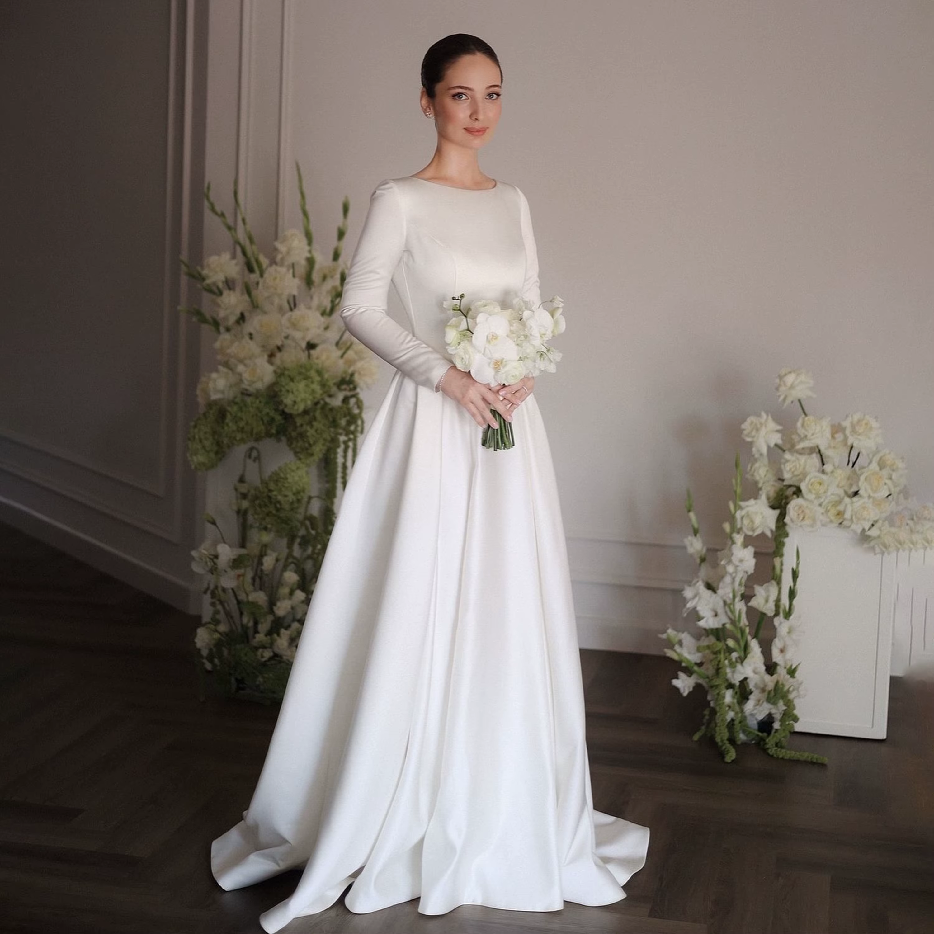 Robes de mariée longues blanches coupe trapèze, simples, col rond, manches longues, en satin, style 