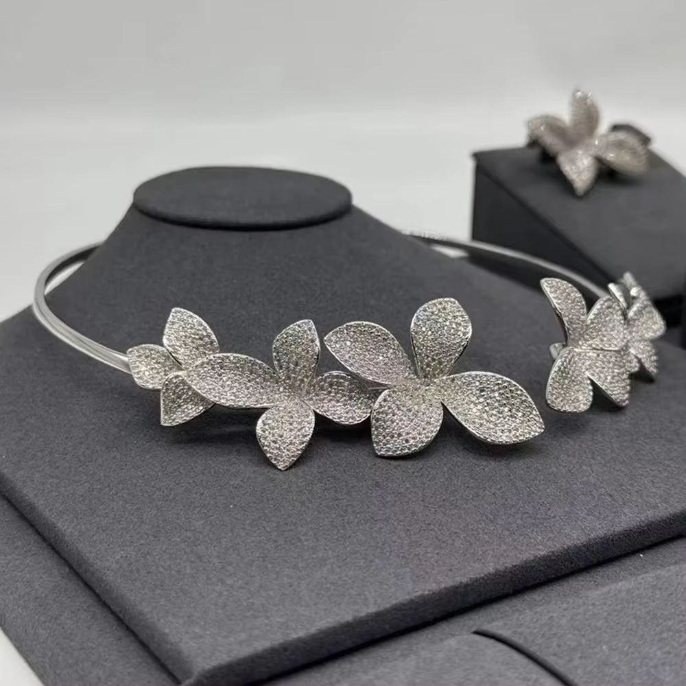 Parure de bijoux élégante et luxueuse : collier ras du cou et boucles d'oreilles en forme de fleur à