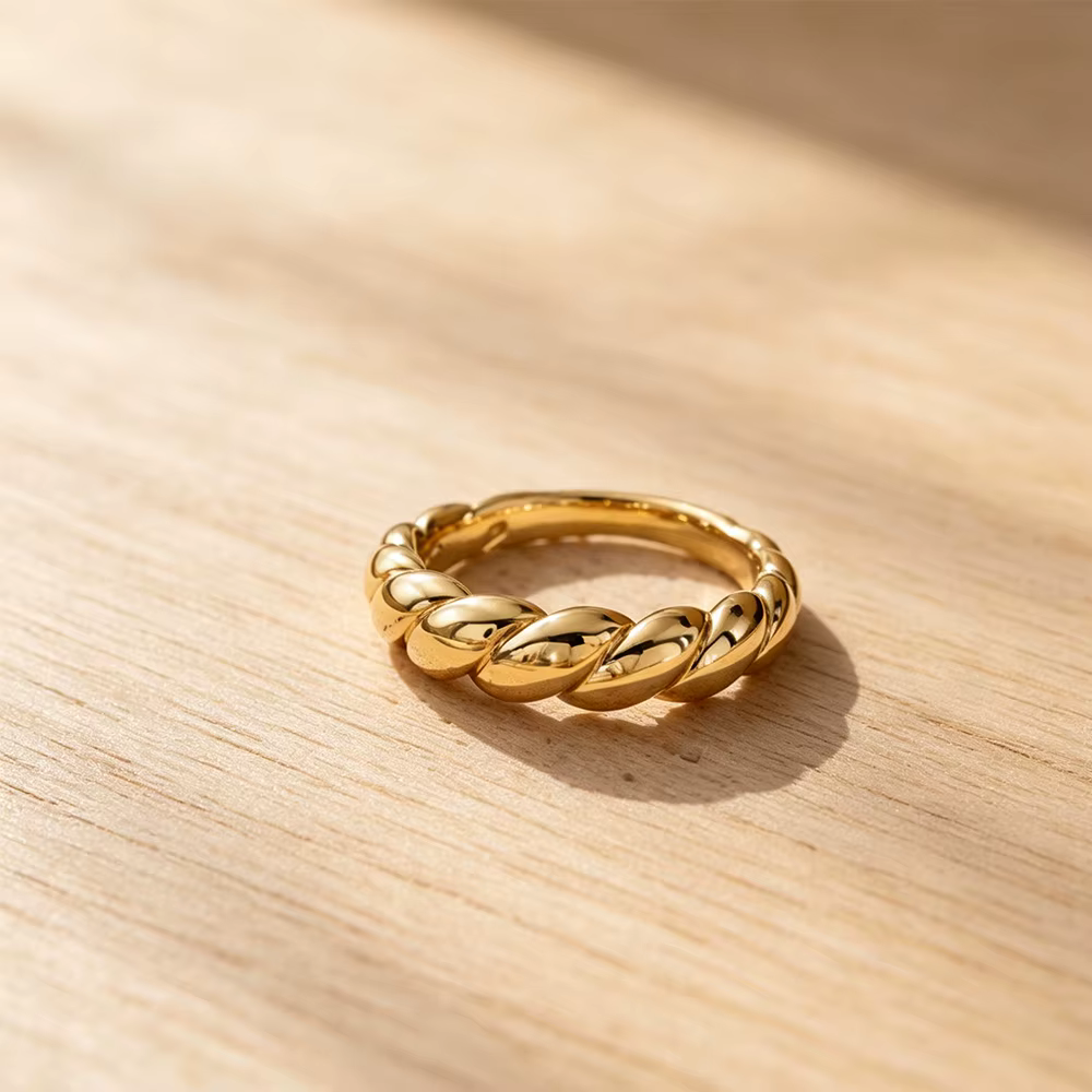 Bague Croissant Torsadée Dorée Élégante, Design Unisexe pour Hommes et Femmes, Plaqué Or 18K, Poli, 
