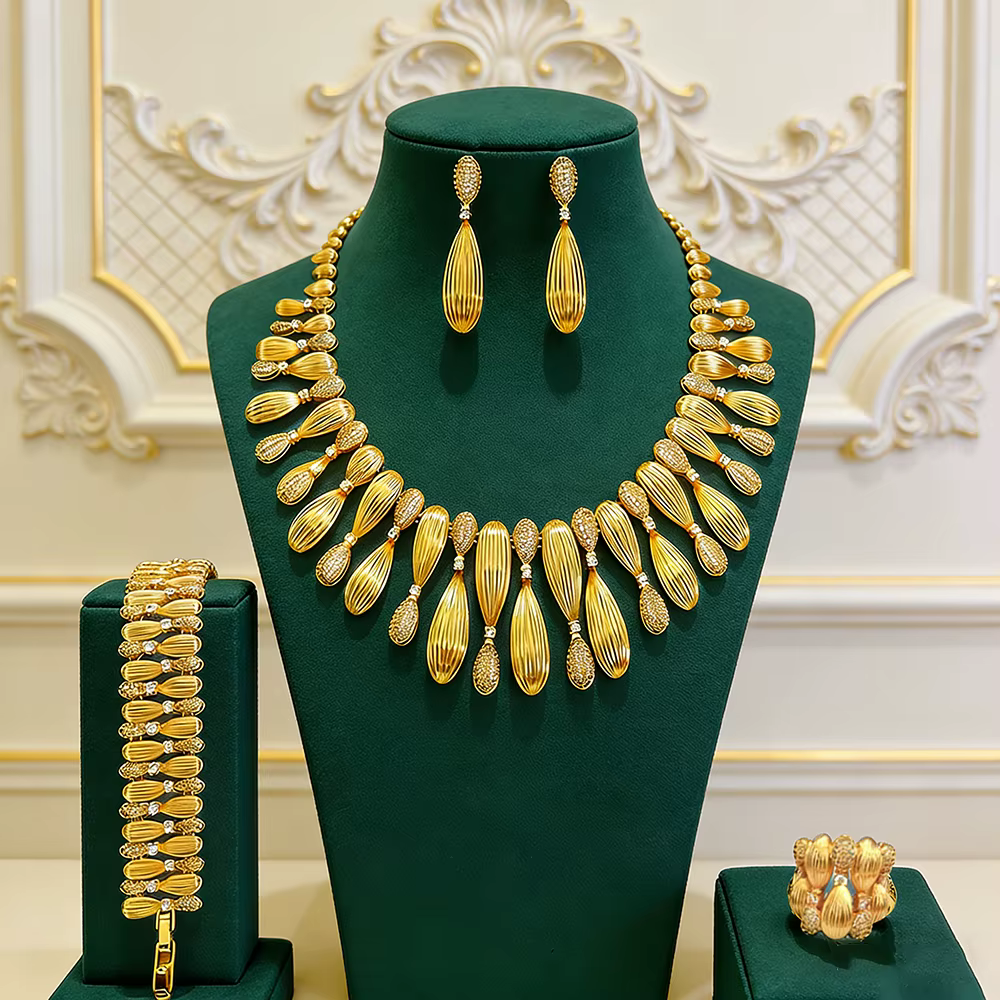 Collection de bijoux en or d'inspiration vintage : collier floral superposé, boucles d'oreilles pend