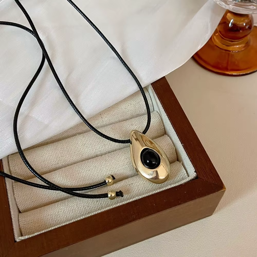 Nouveau Design personnalisé en métal goutte d'eau longue corde en cuir pendentif collier pour les fe