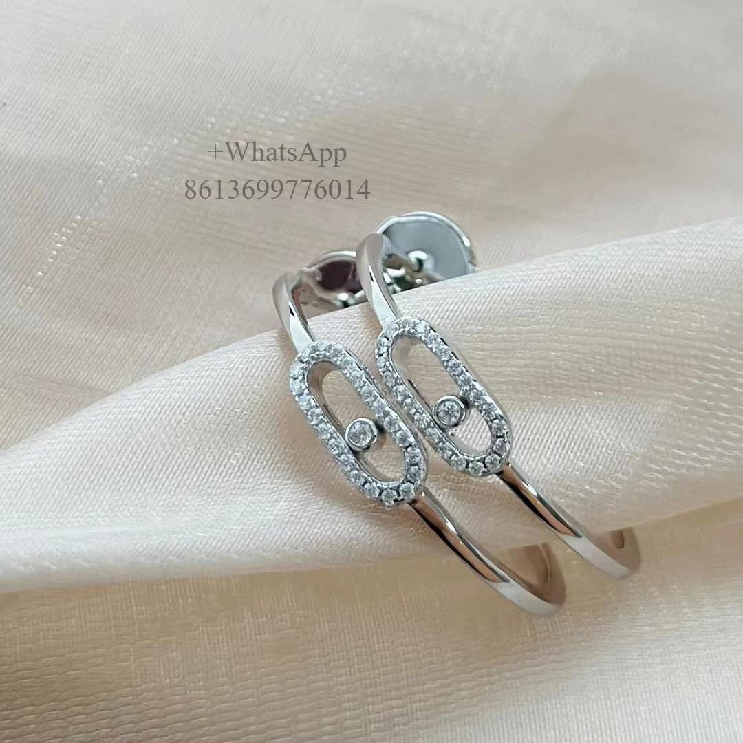 Boucles d'oreilles rondes serties de diamants de haute qualité, exsudant le charme élégant d'une fem