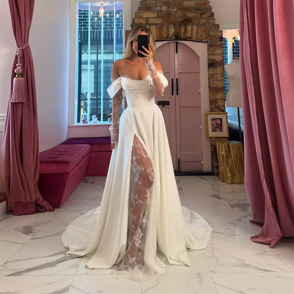 Robe de mariée élégante en satin drapé à épaules dénudées, manches détachables, fente haute, coupe t