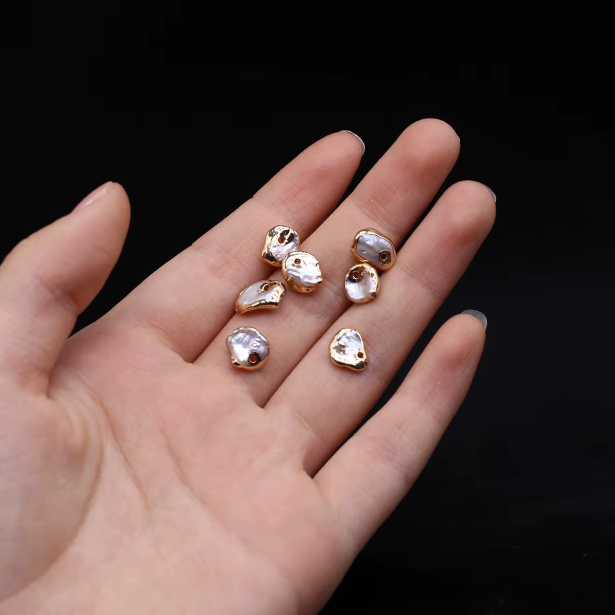 Pétale baroque bordure dorée perle d'eau douce naturelle pendentif de forme irrégulière pour bricola