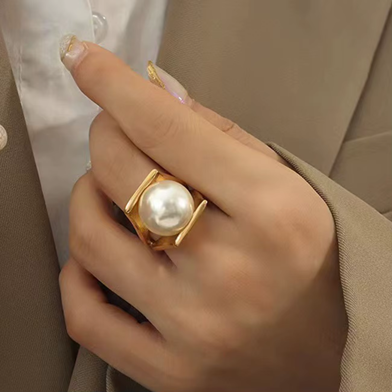 Une bague en imitation perle de style français en forme de Y pour femme, un bijou élégant et raffiné