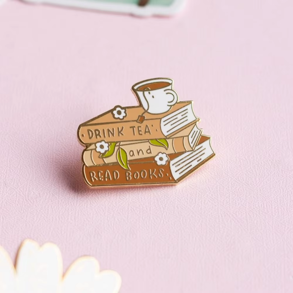Broche en émail dur pour thé et livres |   Livre DRINK TEA AND LIRE BOOKS Badge en métal Broche pour