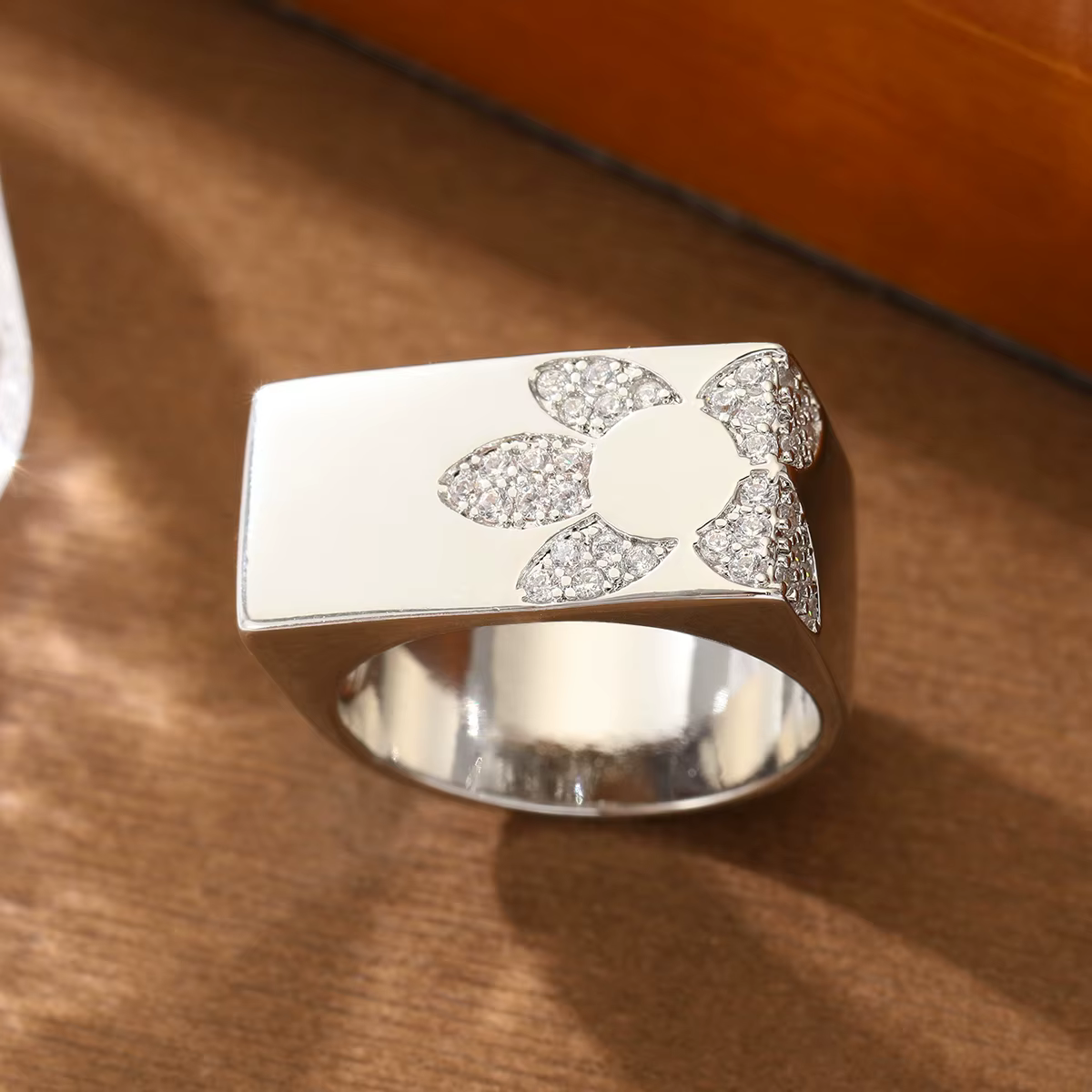 Bague en cuivre de style géométrique moderne avec incrustation florale de pierres précieuses artific