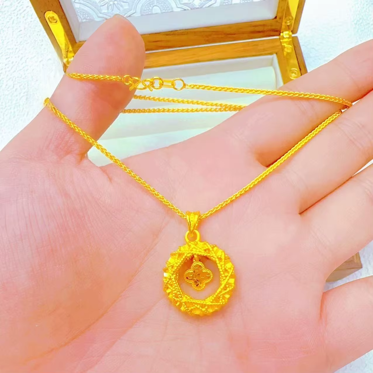 Collier avec pendentif attrape-rêves couleur or 18 carats, trèfle à quatre feuilles, pour femmes et 