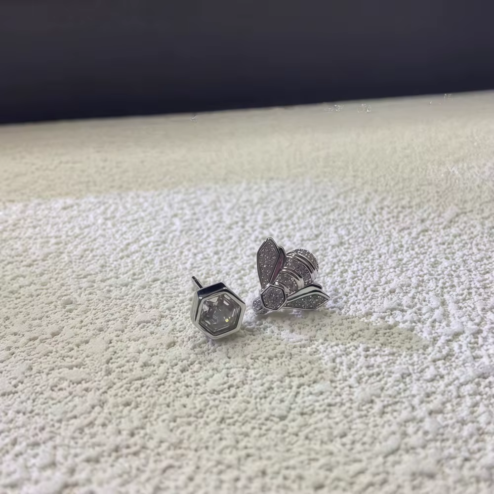Boucles d'oreilles miniatures luxueuses en forme d'abeille hexagonale asymétrique, design de bijoux 