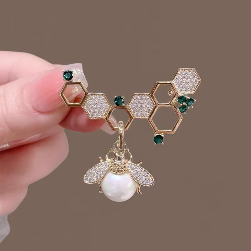 Mode exquise nid d'abeille perle abeille broche pour femmes vêtements manteau bijoux accessoires cad