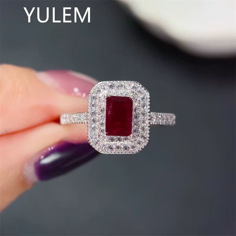 Bague classique en argent 925 avec rubis naturel de 6*4 mm et pierres latérales en moissanite de cou