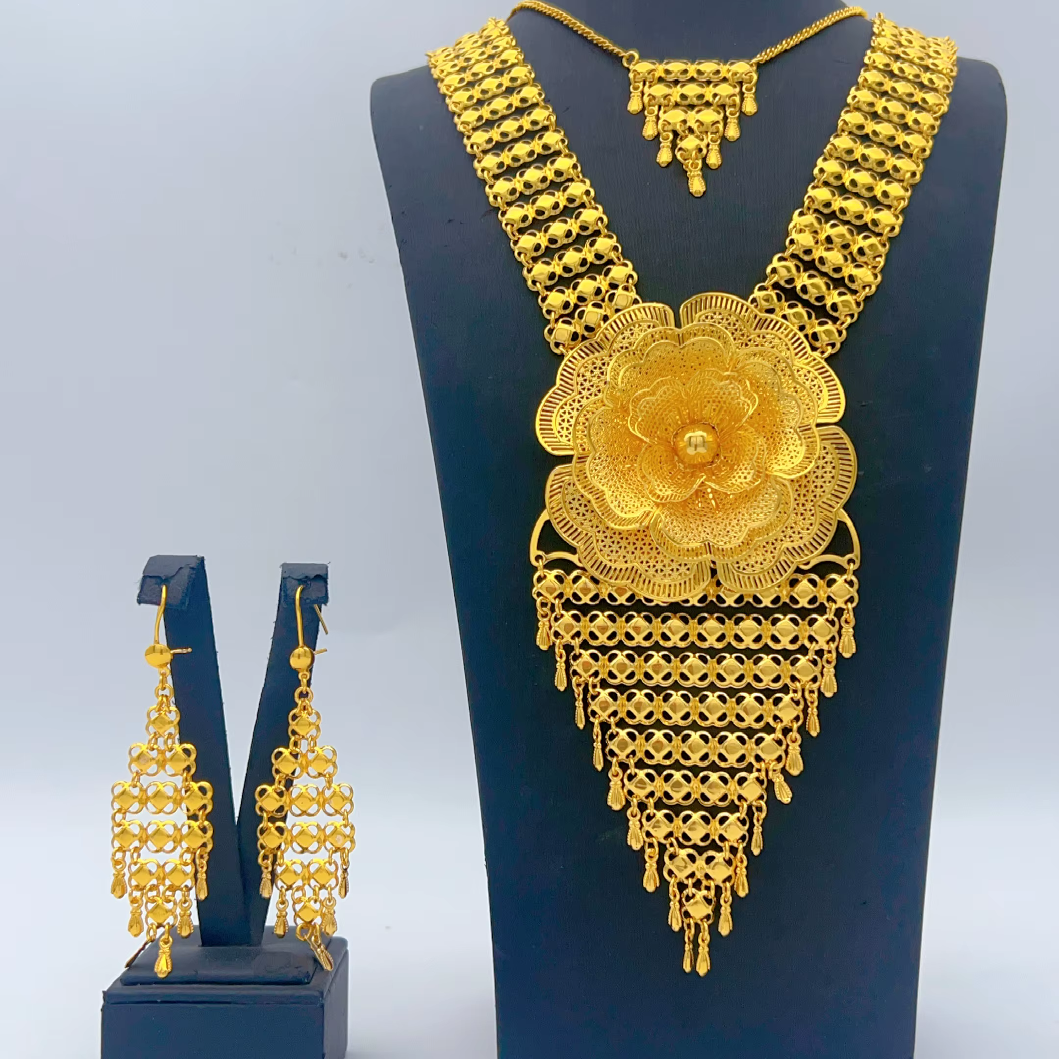 Parure de bijoux de luxe indienne couleur or 24 carats avec collier long à fleurs et boucles d'oreil