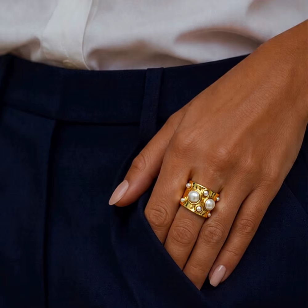 Bague massive martelée en acier inoxydable plaqué or 18 carats avec fausse perle, ajustable et ouver