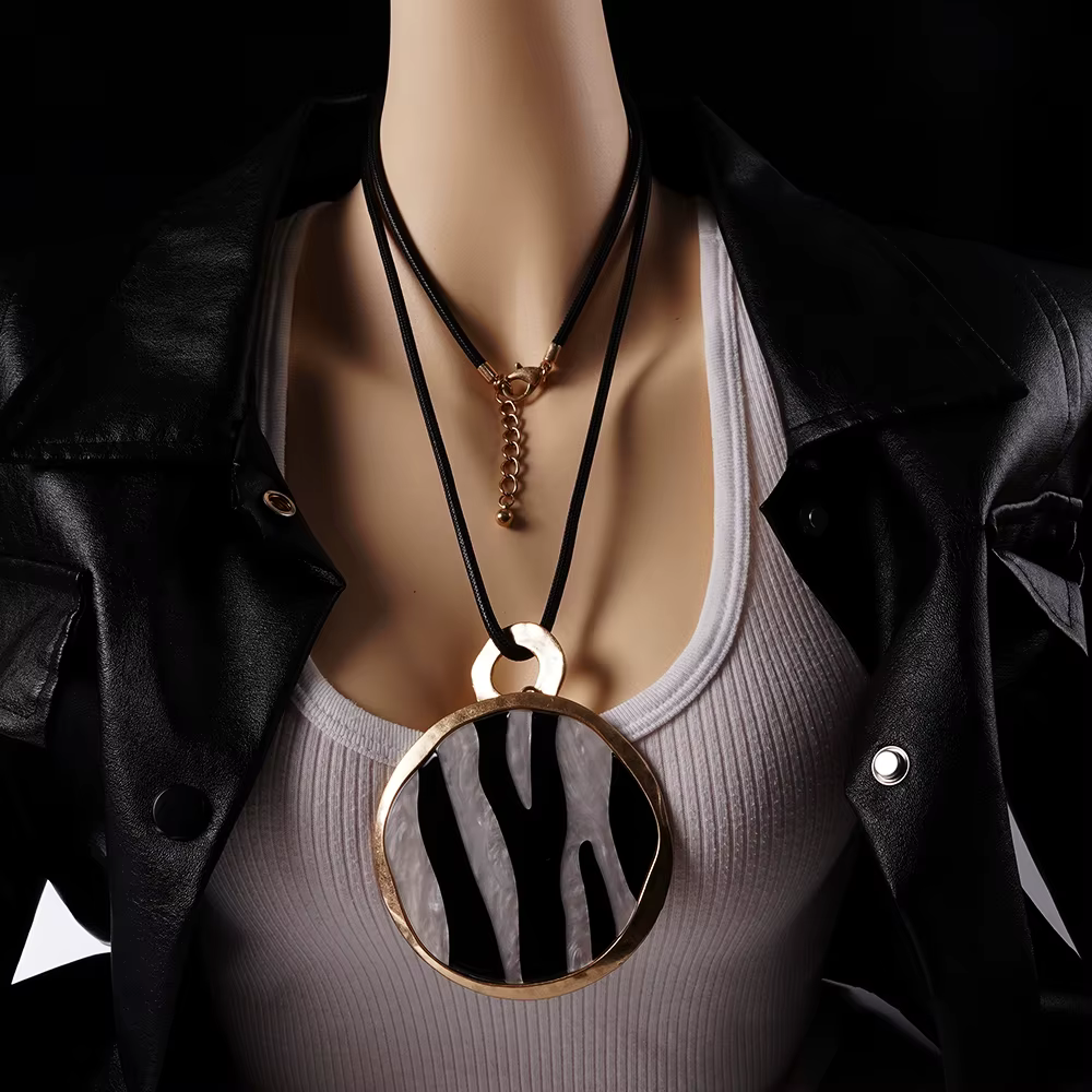 Collier de moto à rayures noires pour femme, grand pendentif rond, pull en cuir, ULde suspension, go