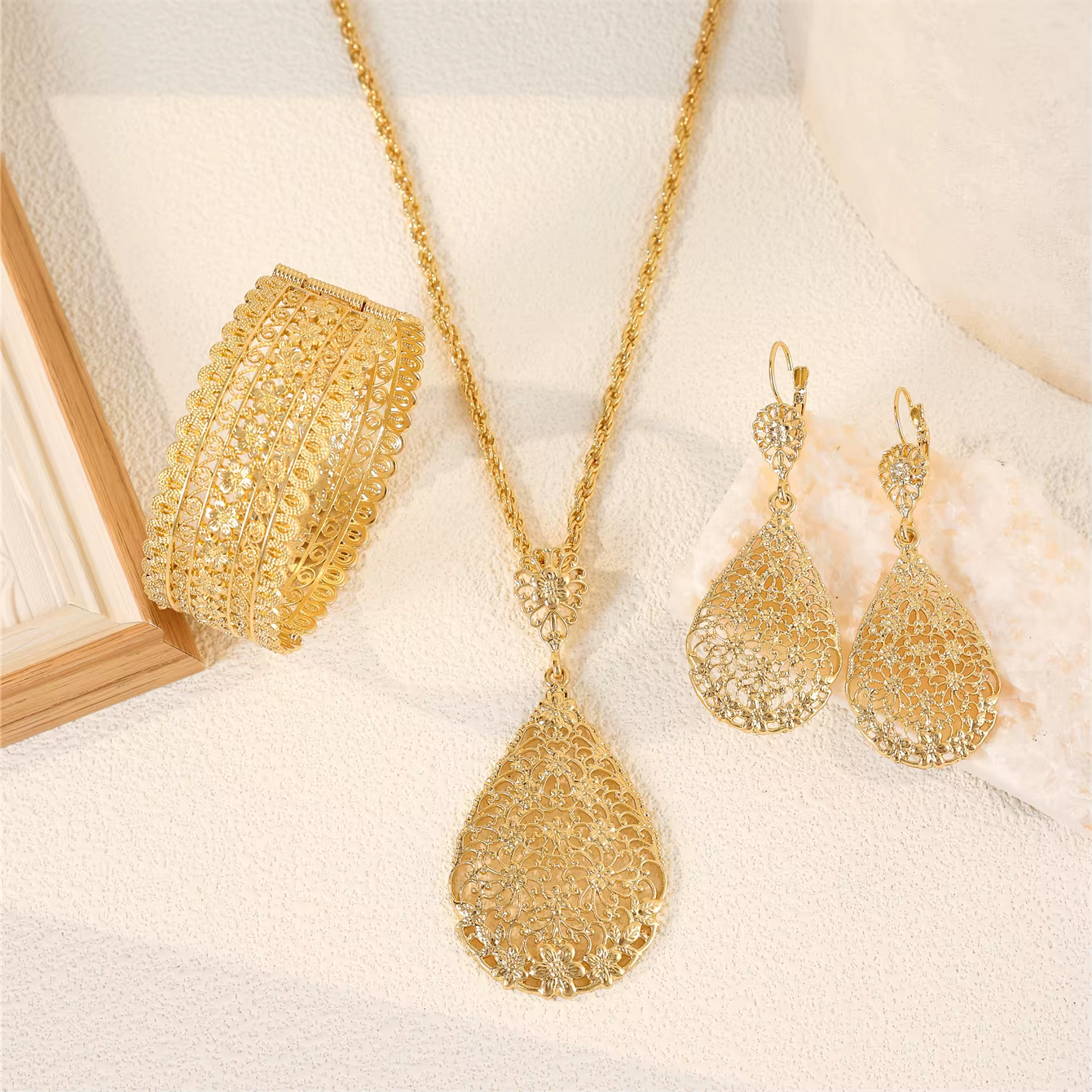 Ensemble de bijoux pour femmes, collier luxueux, boucles d'oreilles et Bracelet, ensemble de trois p