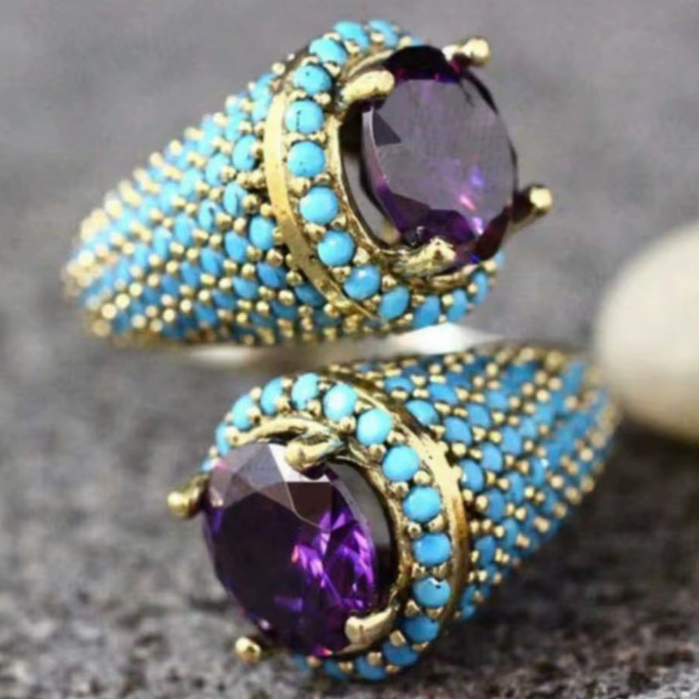 Une bague punk en or 14 carats turquoise violet zircon, cadeau de vacances pour couple, accessoire v