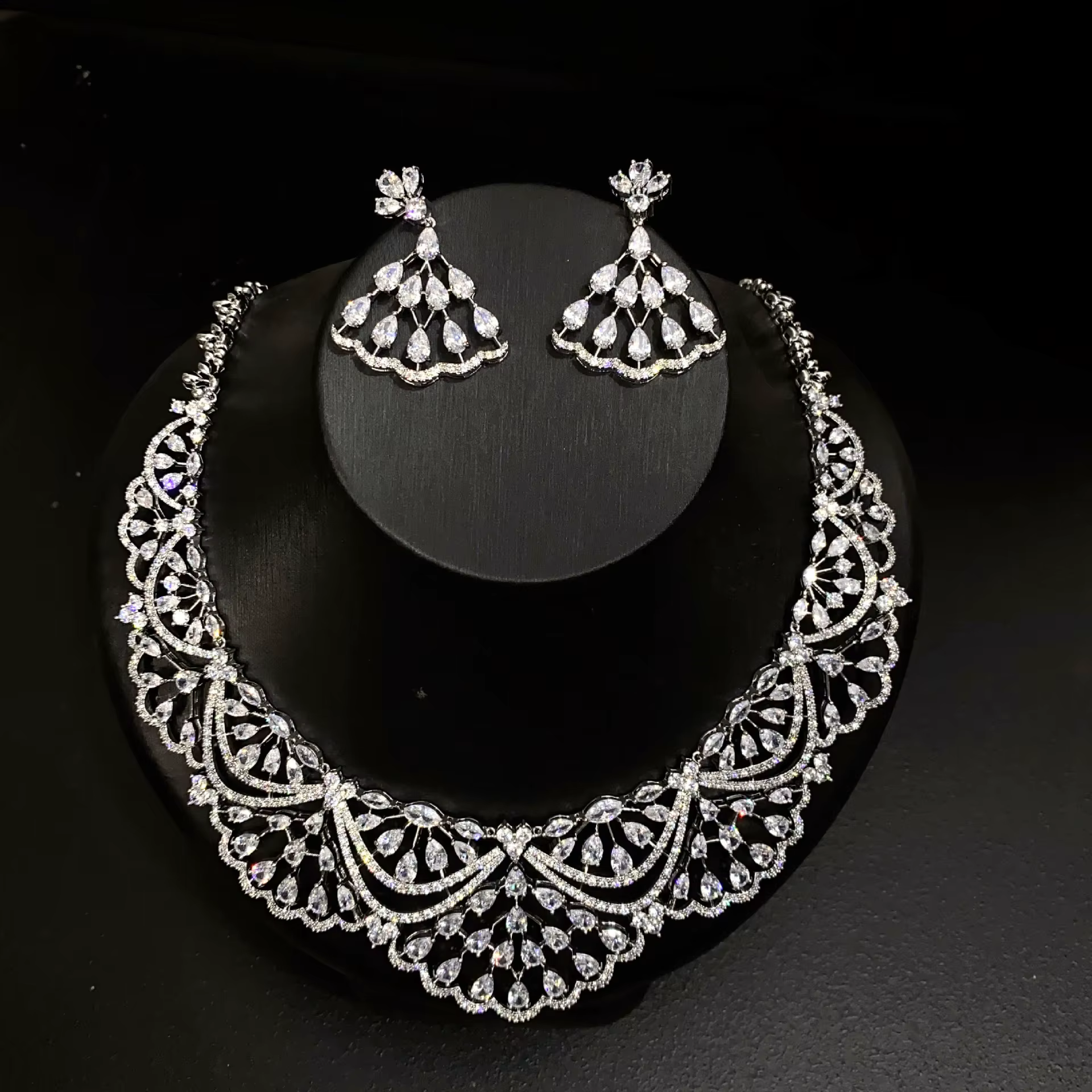 Parure de bijoux de mariée de luxe en zircon, comprenant collier et boucles d'oreilles, pour robe de