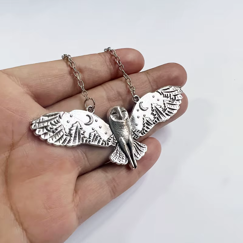 Collier pendentif Hip-hop Punk couleur argent avec motif hibou, croissant de lune et forêt en relief