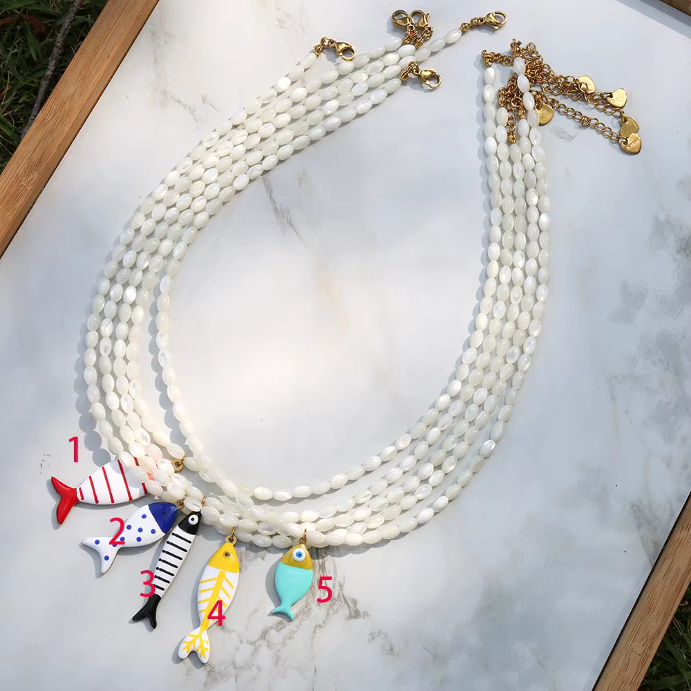 Bijoux marins élégants pour l'été, collier de perles de coquillages translucides des profondeurs mar