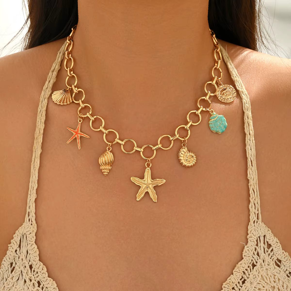 Collier ras-de-cou en chaîne épaisse dorée avec pendentif étoile de mer, coquillage et conque, style