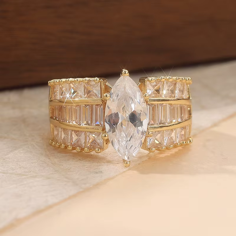 Bague Vintage Scintillante Plaqué Or Incrustée de Zirconium Synthétique en Forme d'Œil, Bijou Élégan