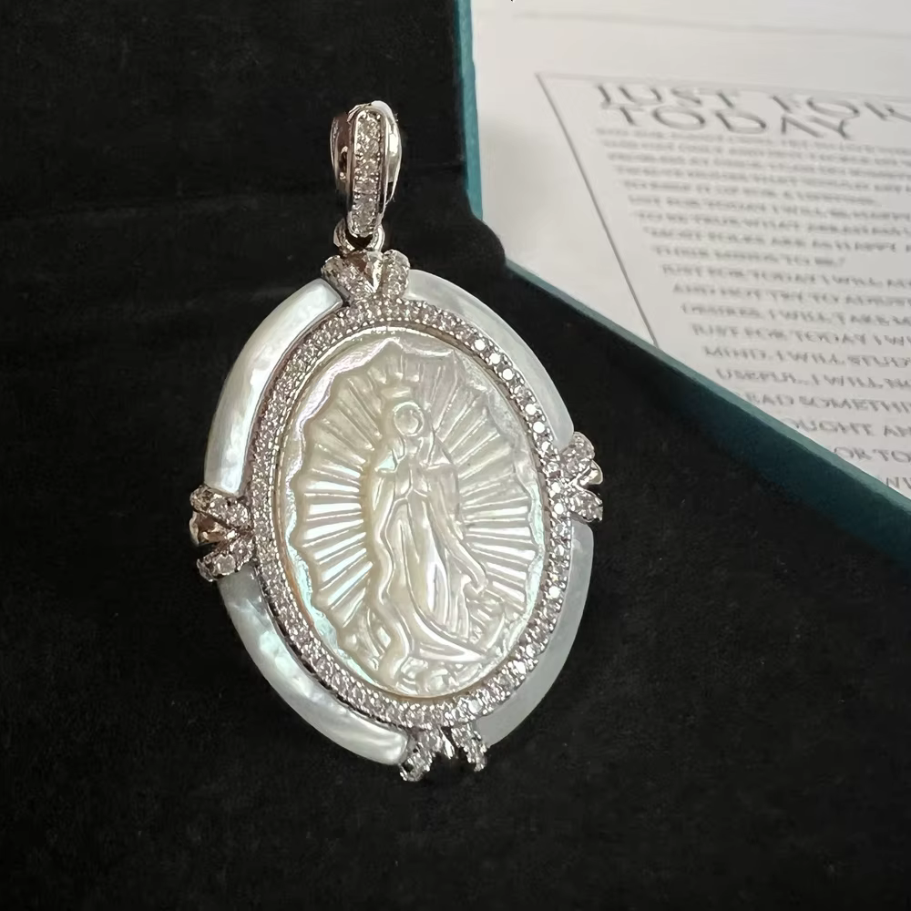 Pendentif Coquille Camée Notre-Dame de Guadalupe, Breloque en Cuivre Plaqué Argent, Coquille de Nacr