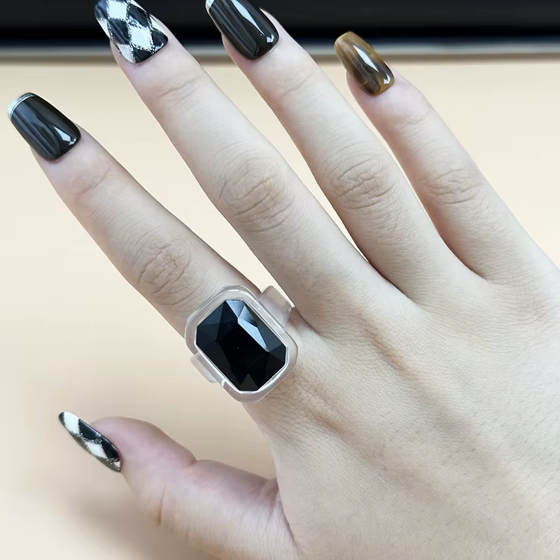 Nouvelle bague punk carrée rectangulaire en résine incrustée de diamants, colorée, simple et créativ